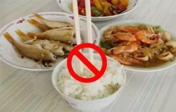 李维嘉回应筷子门:为什么，中国人使用筷子不能敲碗？