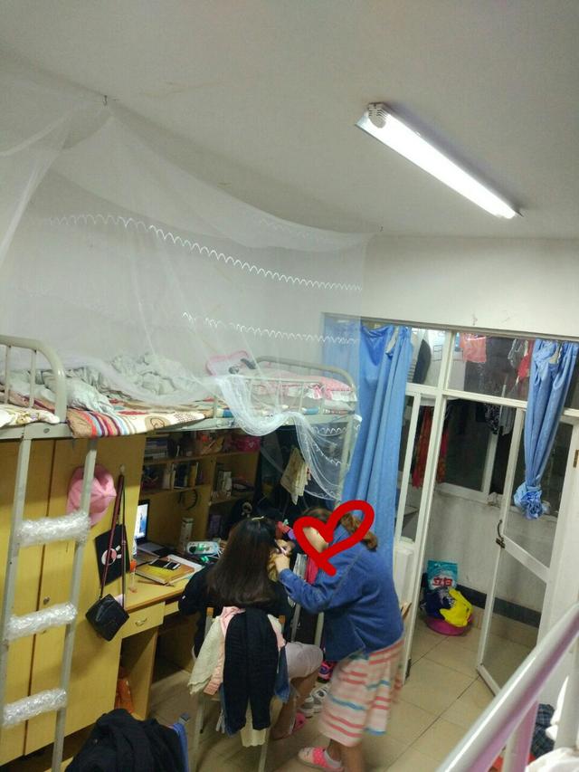女子宿舍咸湿猫漫画在线:大学女生的宿舍生活内幕是怎样的？
