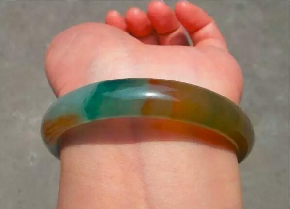 翡翠手镯多少钱,大家看看这个翡翠手镯值多少钱？