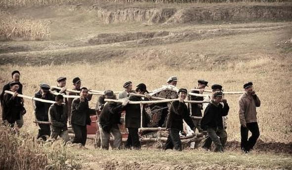 农村老人出殡的棺材为何要十几人抬?