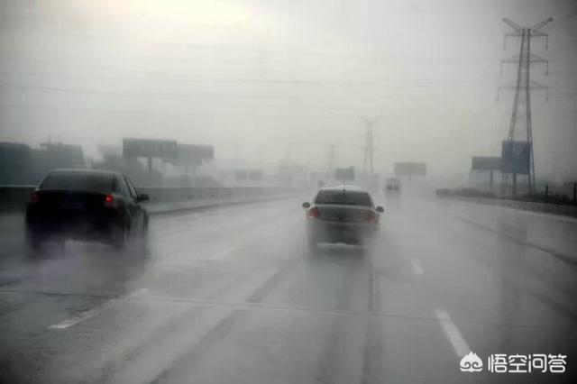 高速下雨靠边停车算违章吗，高速公路行驶突遇暴雨，靠边停车算违法吗