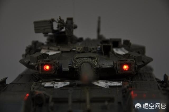 俄罗斯的T-90SA取消了红外大灯，那和T-90SM和AM型号相比哪个更强？
