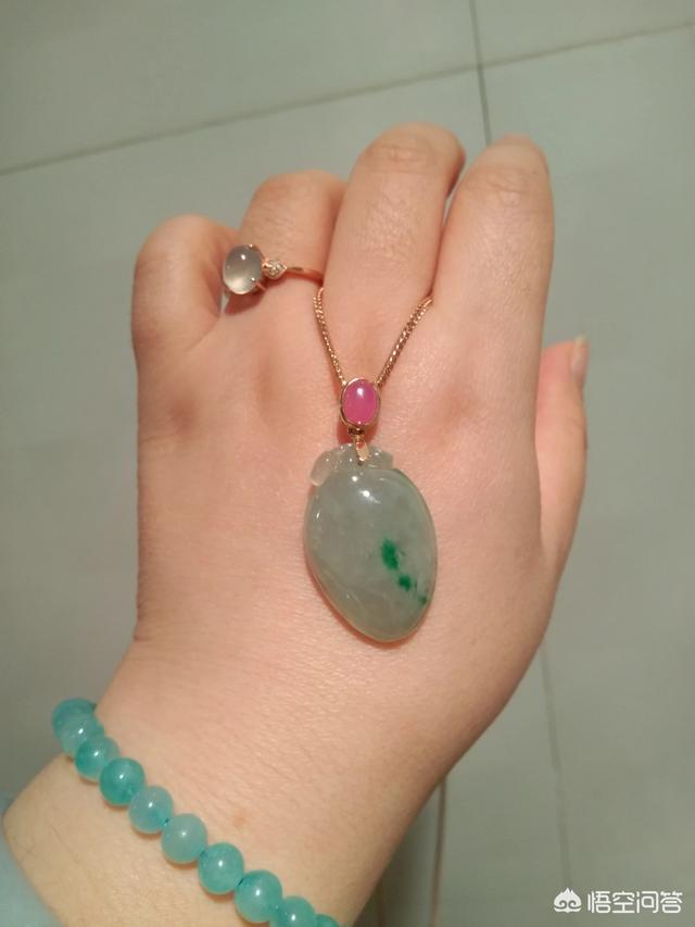 红宝石吊坠图片,黄金镶红宝石的吊坠配什么链子？