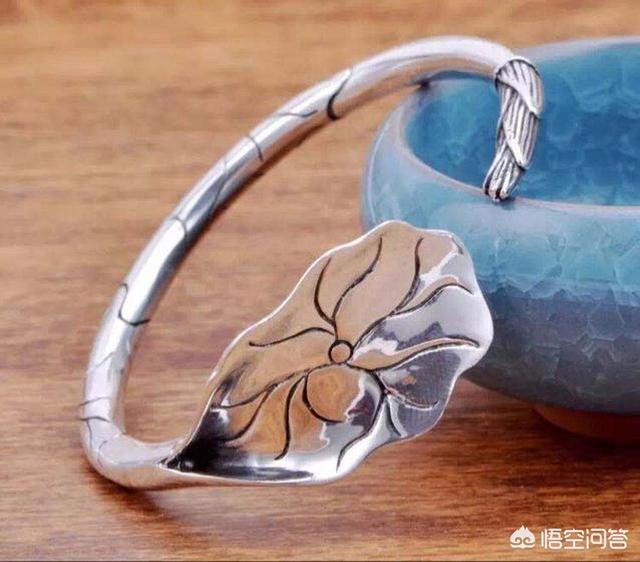 玉手镯变黄了怎么补救,翡翠手镯戴久了变色、发黄，是什么原因？