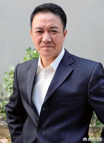 演员何冰老婆的照片:何冰的演技在国内男演员中能排到什么水平？