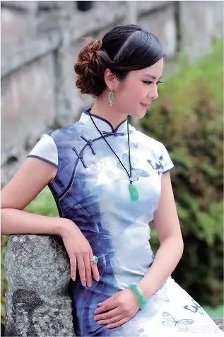 女人适合戴什么玉养人,女性戴翡翠的好处有哪些？