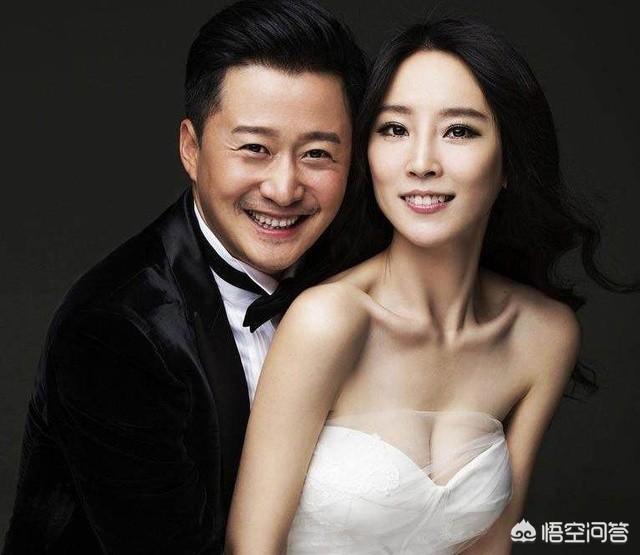 吴京谢楠婚礼:吴京坐轮椅，手拿拐杖，疑似旧病复发？对此你怎么看？