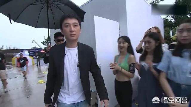 偷看各类wc女厕嘘嘘:我经常一边上厕所，一边看吃播是不是有问题？