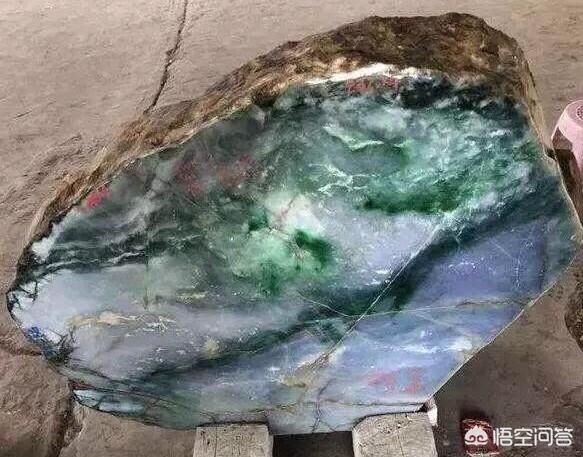 翡翠原石怎么辨别,翡翠玉石的原石是怎样能辨别的出来的呢？