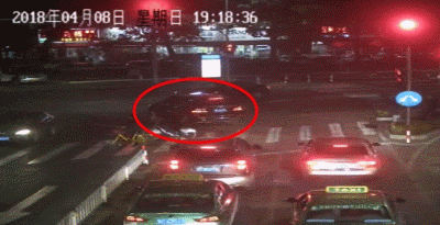 闯红灯姑娘(闯红灯姑娘叫什么名字)