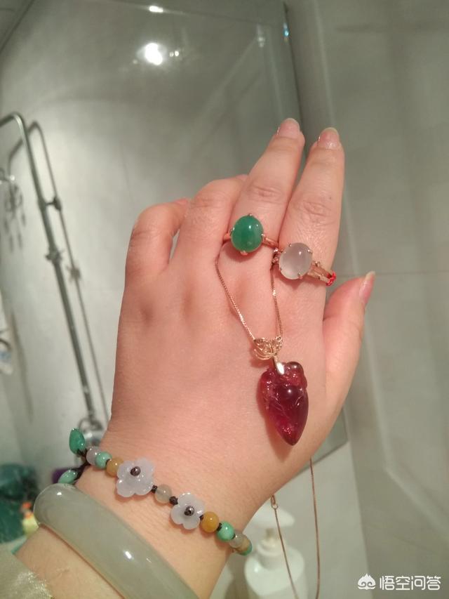 红宝石吊坠图片,黄金镶红宝石的吊坠配什么链子？