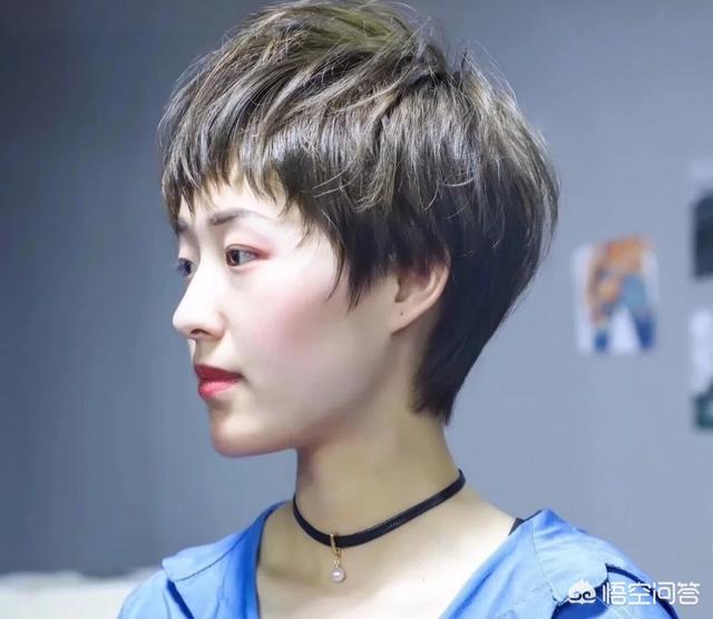 短发型女图片<a href=https://maguai.com/list/50-0-0.html target=_blank class=infotextkey><a href=https://maguai.com/list/50-0-0.html target=_blank class=infotextkey>时尚</a></a>气质:短发也想烫一下，怎么弄<a href=https://maguai.com/list/50-0-0.html target=_blank class=infotextkey><a href=https://maguai.com/list/50-0-0.html target=_blank class=infotextkey>时尚</a></a>感会比较强？