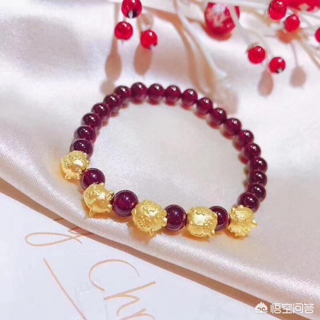 小邹菊项链:小邹菊还是小雏菊 送女友手链，价位500以内有什么推荐？