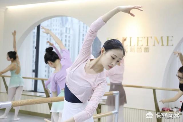 宁静机场跳舞:舞蹈初学者，零基础，二十多岁了，学什么舞蹈好呢