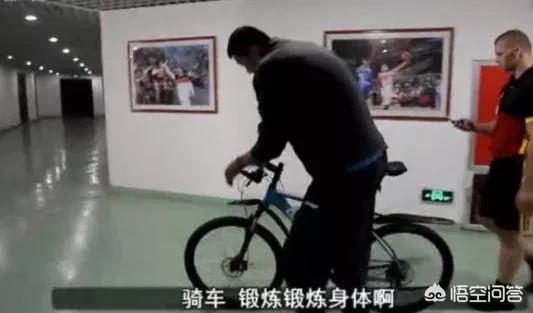 王治郅骑车上下班，一件军大衣穿好多年都舍不得丢，如何评价大郅朴实的作风？