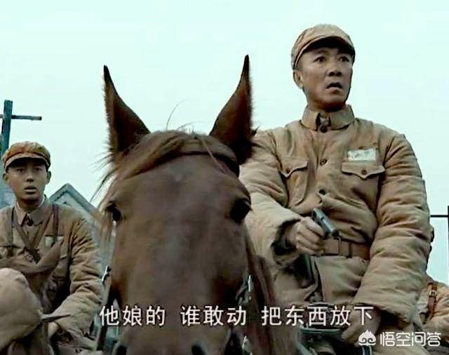 《亮剑》中，作为李云龙的精锐队员，为何王有胜被揍后会坐在街边大哭？