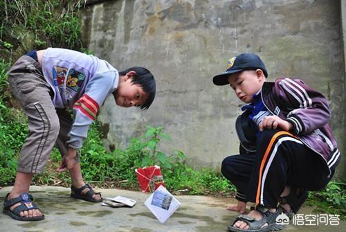 打纸片丢沙包老鹰捉小鸡弹珠丢手绢打弹弓跳皮筋致我们终将逝去的童年