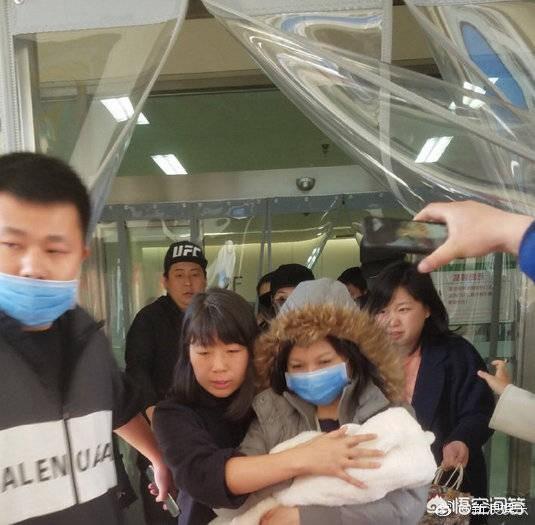杜淳提婴儿篮:赵丽颖出院直接把孩子用毛毯裹了抱着出院，为啥不用婴儿篮？