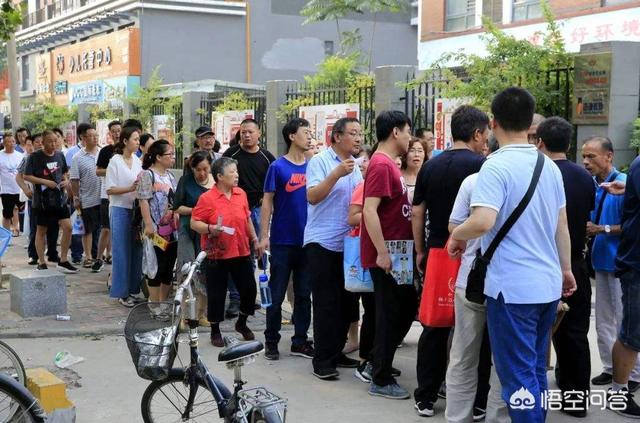 跟女孩微信聊着聊着变淡了，怎么办，每天都不知道找什么话题