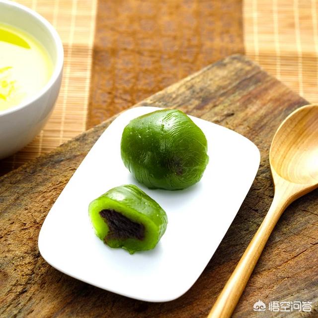 青团是什么地区的传统特色小吃，清明节南方要吃青团，请问青团绿色是用什么食材制作的