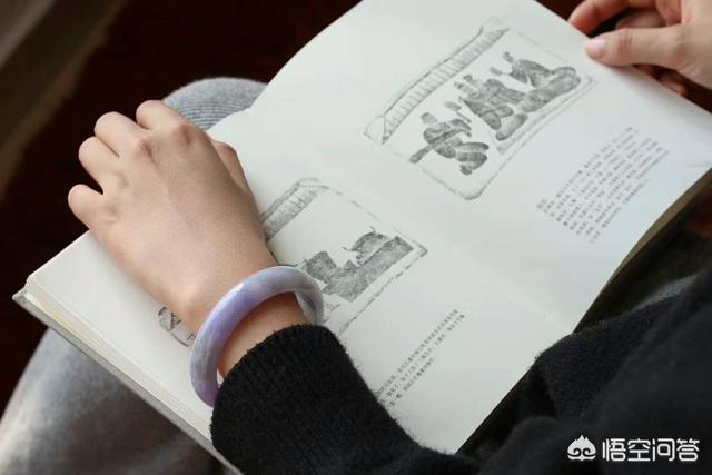 三种女人不适合戴翡翠,女性到了各个年龄应该如何佩戴翡翠手镯？