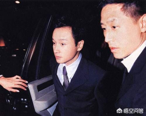 唐鹤德现在在做什么:是哥哥张国荣爱唐鹤德多，还是唐先生爱哥哥多些？
