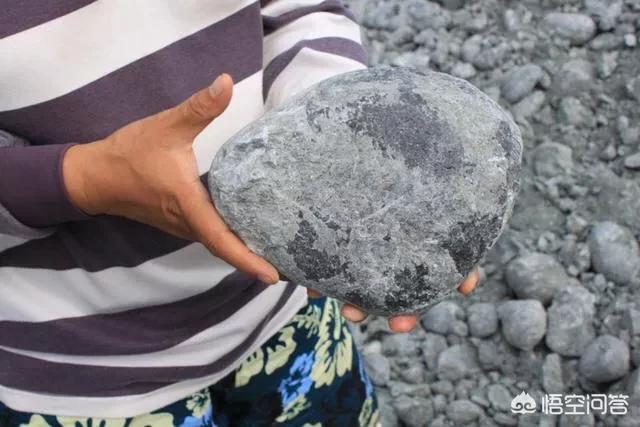 翡翠原石皮太厚了,怎么看原石里面有没有翠？