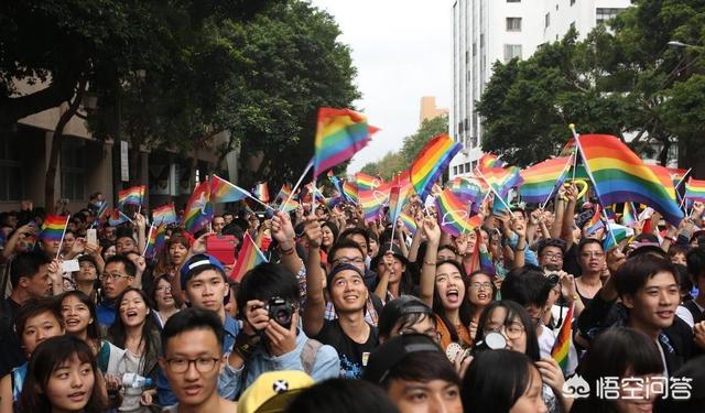 何桂花:台湾同性婚姻合法再创吉尼斯纪录, 男人都拉着手是什么感觉？