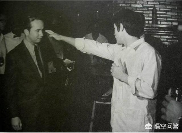 李小龙参加过武术方面的比赛吗？你如何评价？