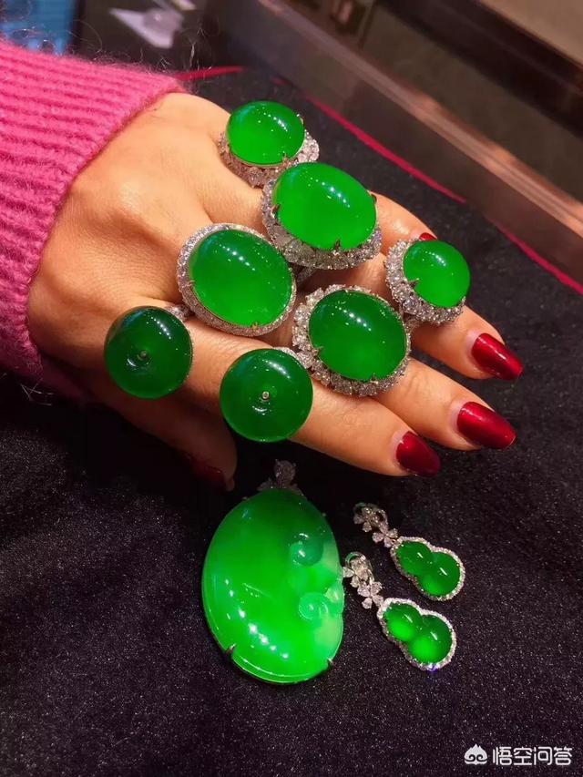 女人适合戴什么玉养人,女性戴翡翠的好处有哪些？