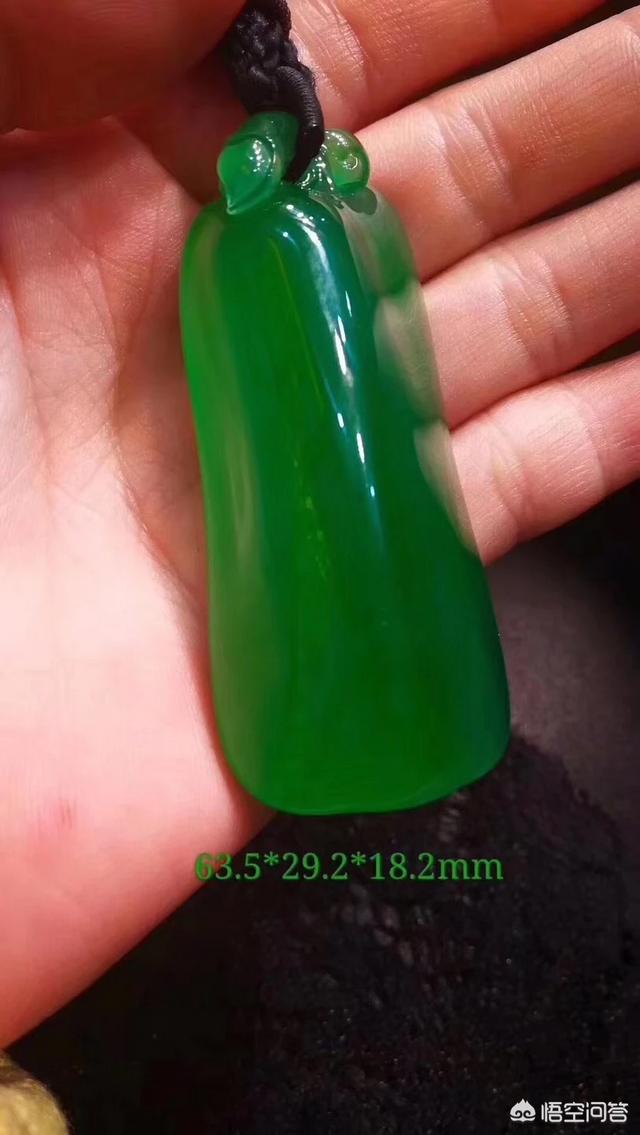 女人适合戴什么玉养人,女性戴翡翠的好处有哪些？