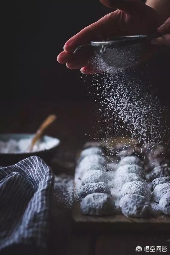 酵母菌的作用有哪些:烘焙入门常识：面粉糖类等原料的作用是什么？