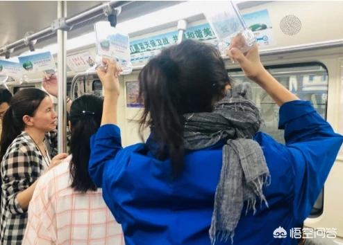 60岁倪萍在长沙地铁上没人让座，同事连忙扶她没有摔倒，你怎样评论？