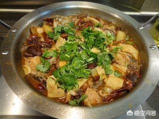 大锅炖鱼怎么做好吃，农家铁锅炖，他们的炖鱼酱汁是如何调的
