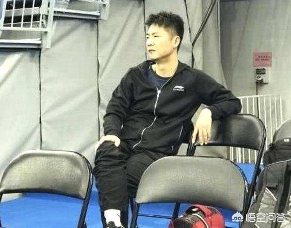 黄海诚分管孙颖莎、何卓佳和顾玉婷，发球训练的时候他只是默默帮她们捡球，你怎么看？