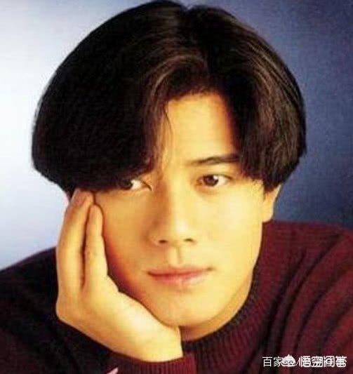 乐基儿的照片:黑色连衣裙外搭什么颜色的大衣好看？
