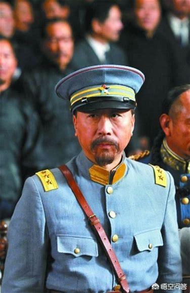 冯巩儿子:冯巩背孙子等公交，被网友认为很接地气，你怎么看明星出行方式？