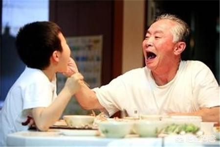 该如何委婉地跟老人说不要给宝宝喂食自己吃过的食物呢？