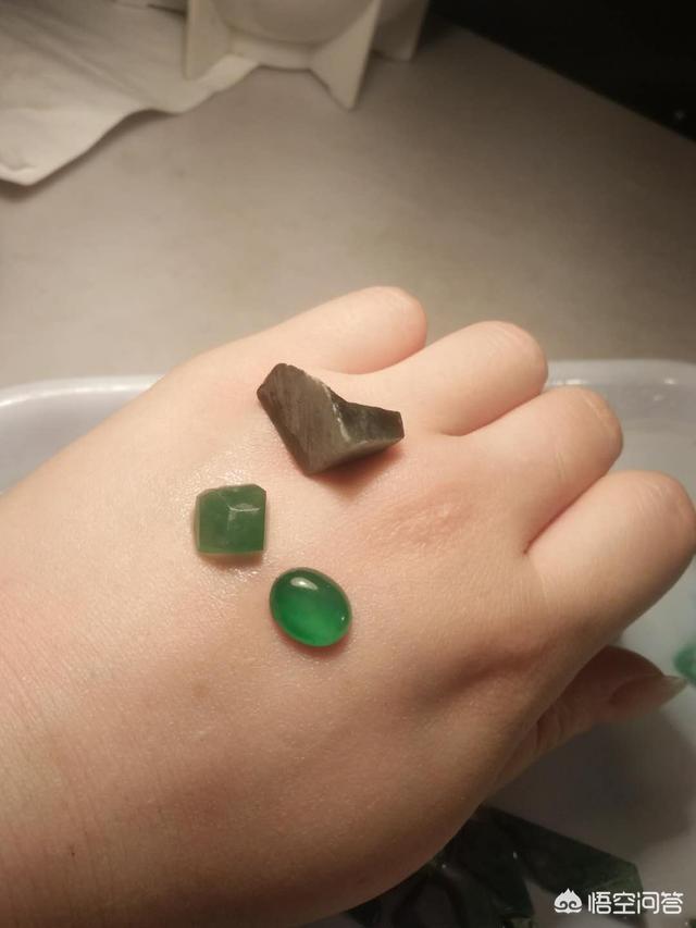 墨绿翡翠,翡翠中为什么绿色的那么贵？