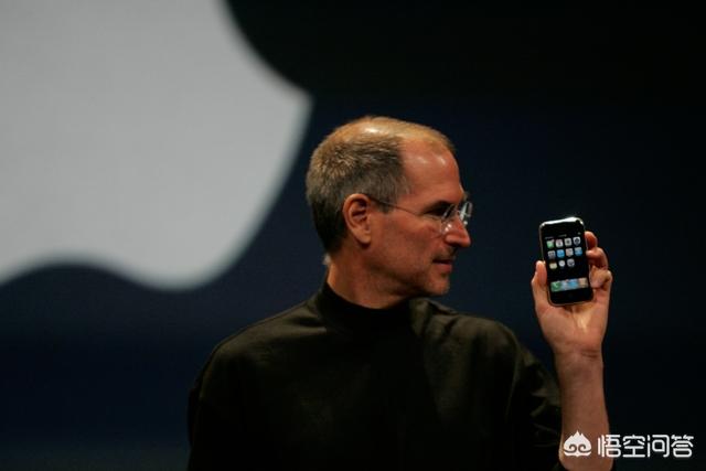 乔布斯怎么去世的:乔布斯是通过什么方式，将第一代iphone投影到大屏上的