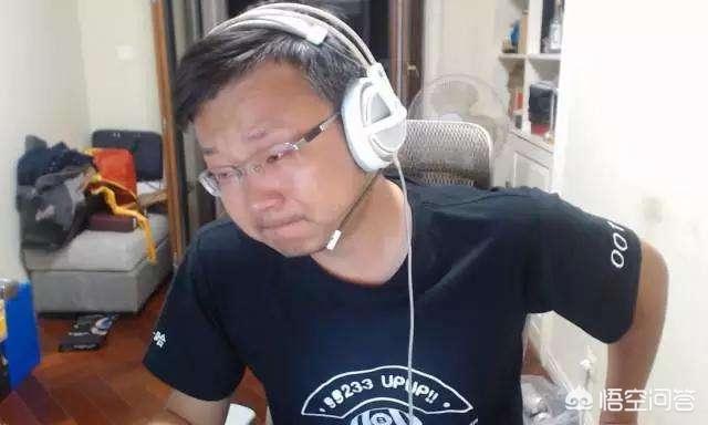 黄曼龙和斗鱼:骚白已经不受宠，斗鱼高层对其失望，还签约费要再花十年？