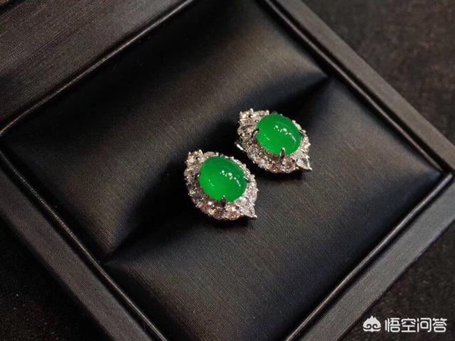 年轻少女不适合戴翡翠项链,翡翠戒指和翡翠项链配什么样的衣服好看？