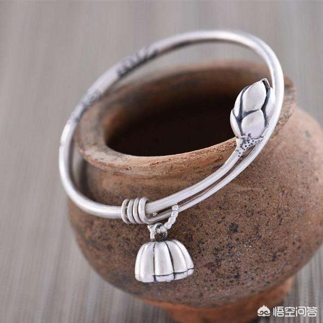 玉手镯变黄了怎么补救,翡翠手镯戴久了变色、发黄，是什么原因？