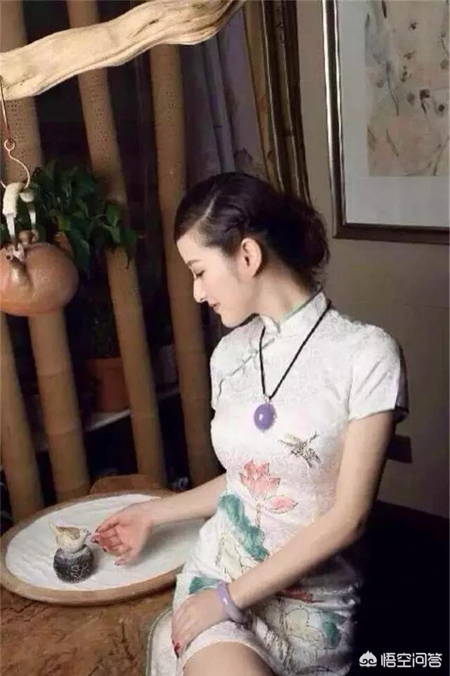 女人适合戴什么玉养人,女性戴翡翠的好处有哪些？