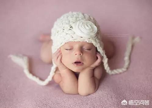 新生儿总打喷嚏的原因:14天新生儿有点鼻塞打喷嚏是不是感冒了？