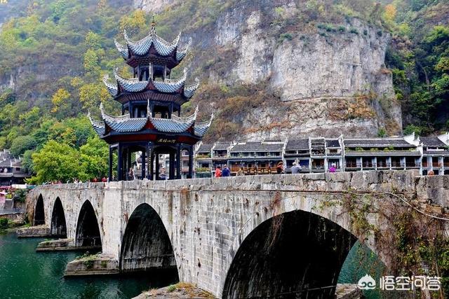 贵州藏石字:清明小长假想要去全家游，不知道贵州的去哪里合适一些呢？