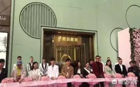 范冰冰女仆装惊艳:范冰冰父母“惊艳”亮相2019秋冬国际时装周，对此你怎么看？