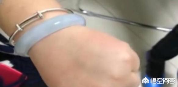 玉手镯取不下来怎么办,试戴8800元镯子取不下来怎么办？