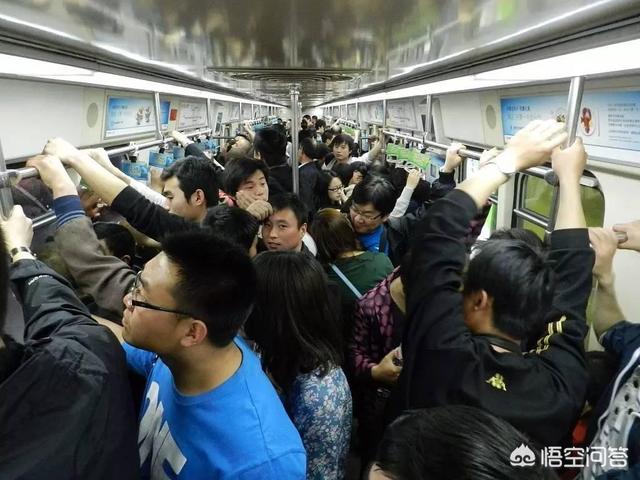 在公交车上你碰见过哪些渣男吃女生“豆腐”的行为？对此你是怎么看的？