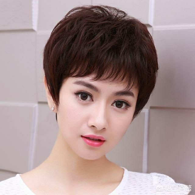 头条问答 - 中年妇女白头发剪什么短发好看时尚?(27个回答)